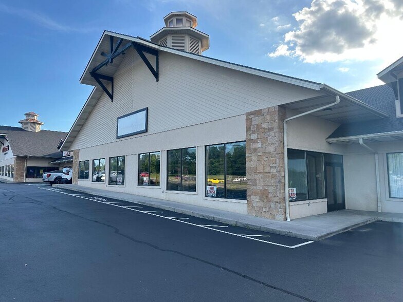 725 Parkway, Sevierville, TN à louer - Photo du bâtiment - Image 3 de 13