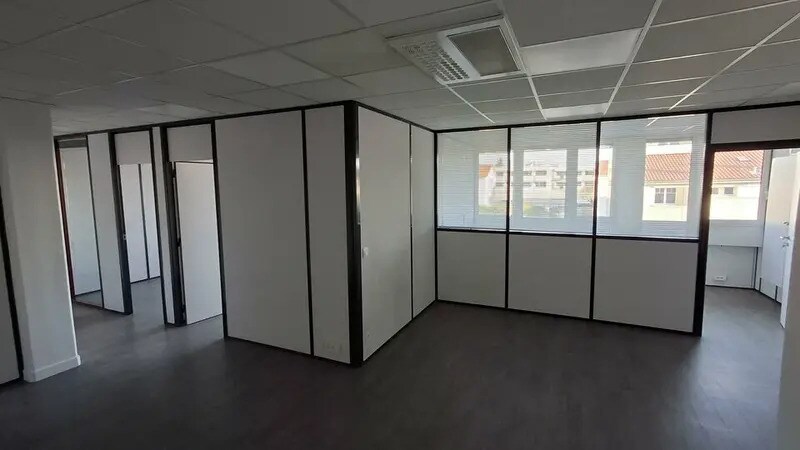 2-4 Rue Du Colonnel Chambonnet, Bron for lease - Interior Photo - Image 3 of 7