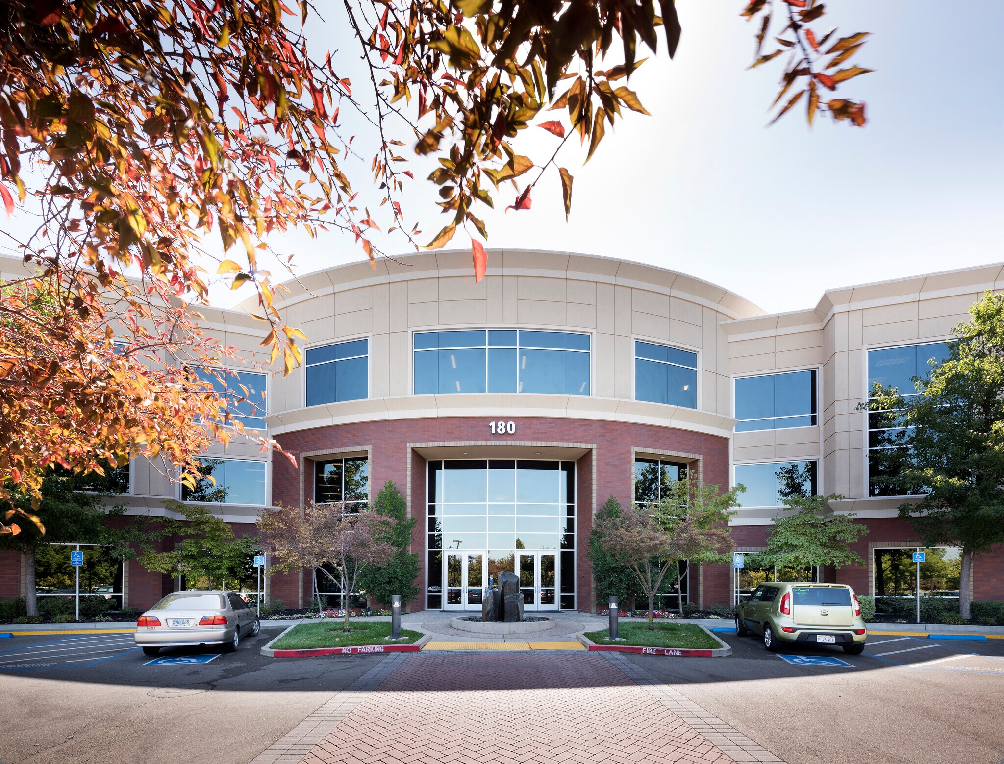 180 Promenade Cir, Sacramento, CA à louer Photo du bâtiment- Image 1 de 7