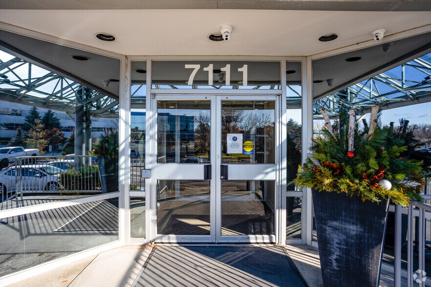 7111 Syntex Dr, Mississauga, ON à vendre - Photo du bâtiment - Image 2 de 6