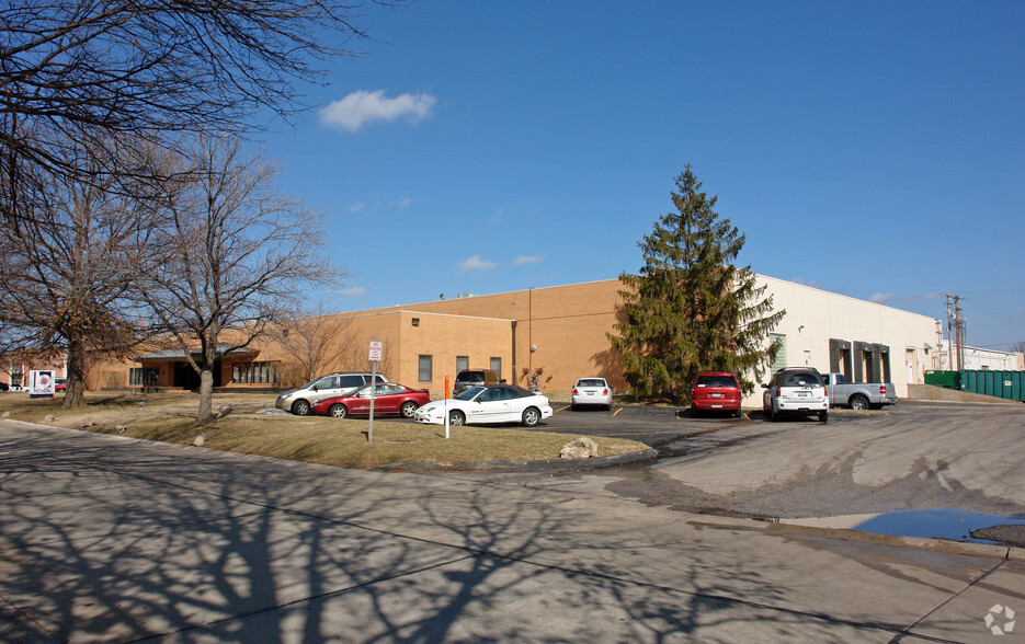 2344 Grissom Dr, Saint Louis, MO for lease - Primary Photo - Image 1 of 4