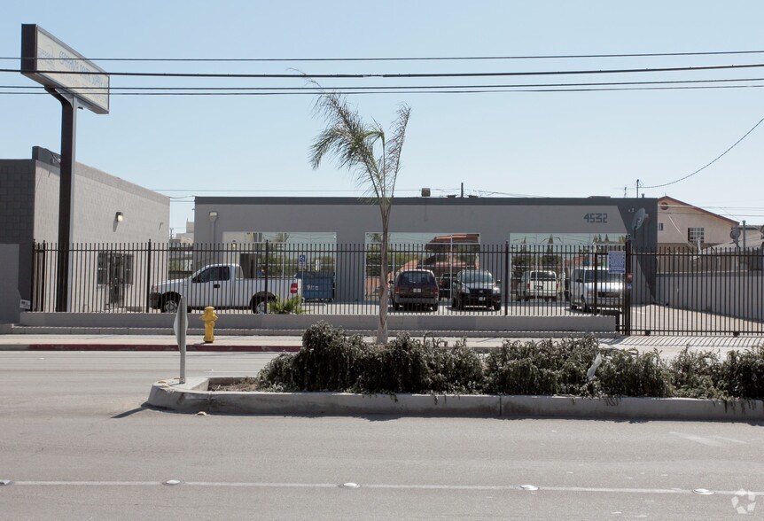 4520 Imperial Hwy, Hawthorne, CA à louer - Photo principale - Image 2 de 2