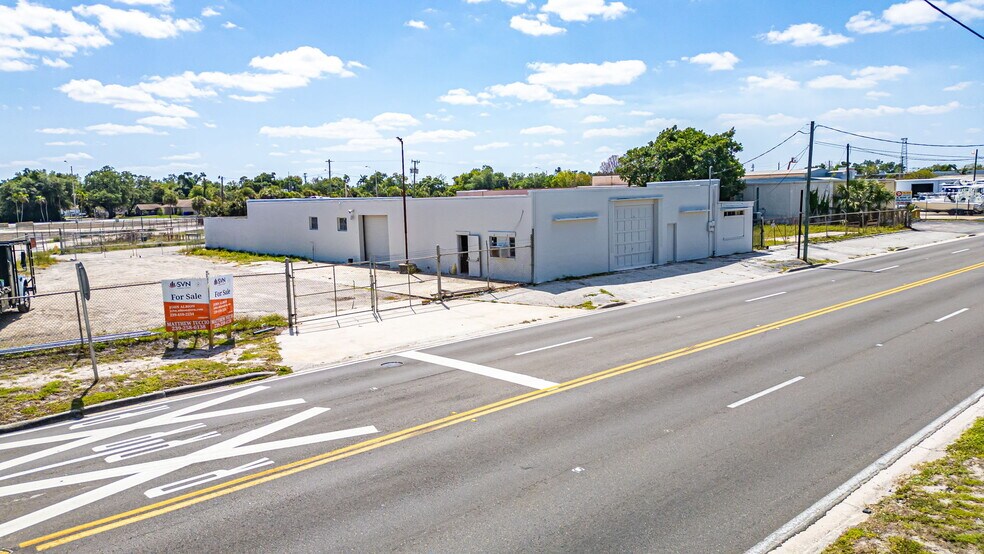 2111 Fowler St, Fort Myers, FL à vendre - Photo du bâtiment - Image 2 de 15