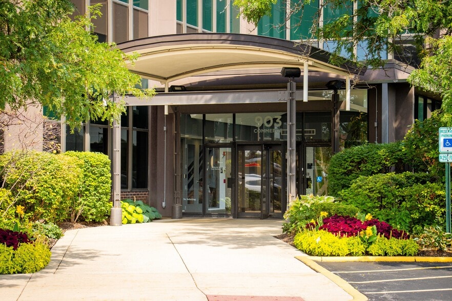903 Commerce Dr, Oak Brook, IL à louer - Photo du bâtiment - Image 2 de 9