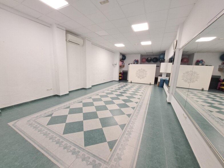 Retail in Carcaixent, Valencia for sale - Interior Photo - Image 1 of 8