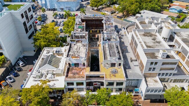 Plus de détails pour 3120-3138 Commodore Plz, Coconut Grove, FL - Commerce de détail à vendre