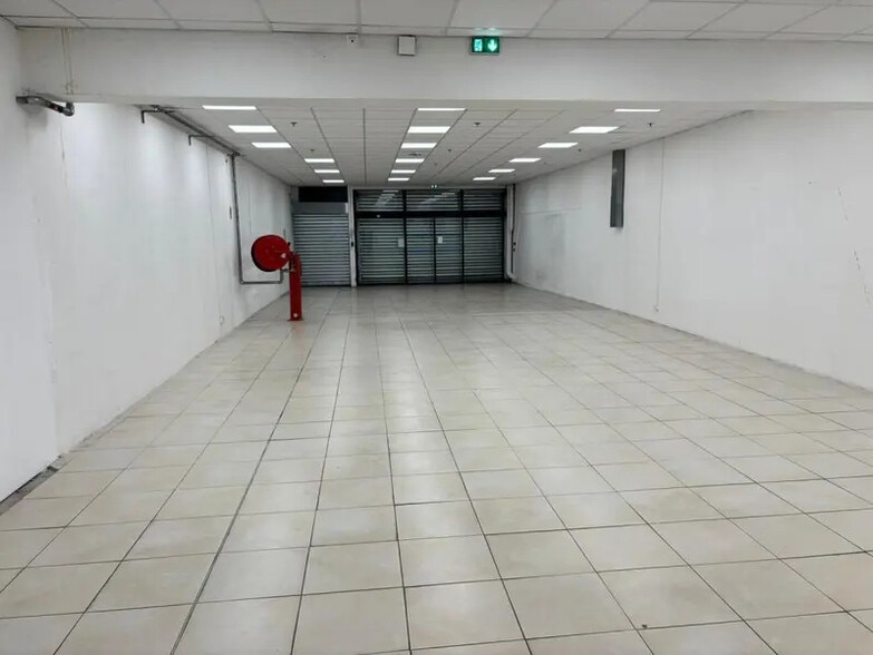 Retail in Paris for lease - Interior Photo - Image 2 of 3