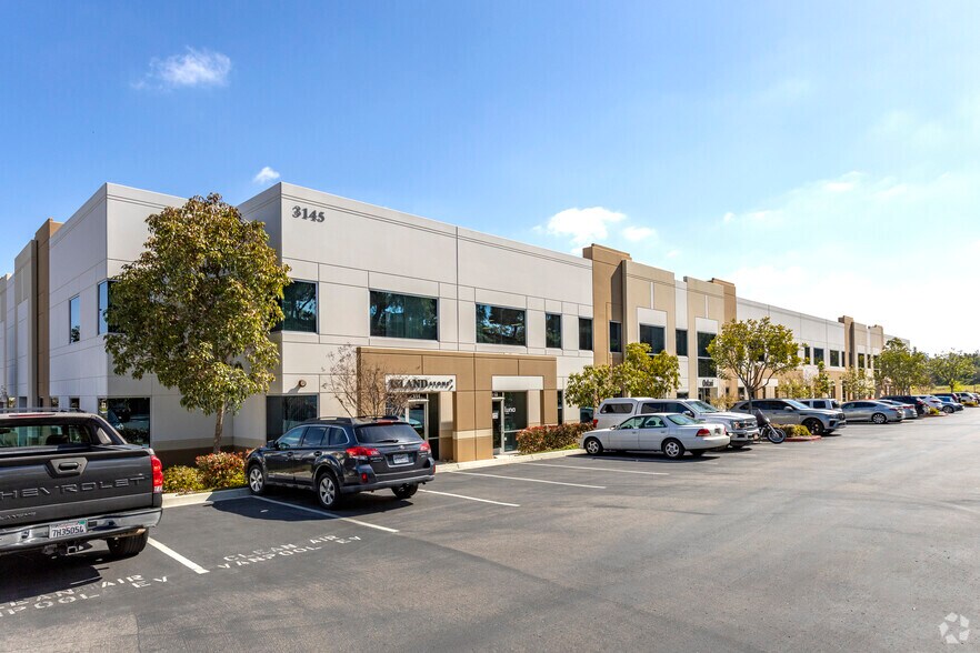 3145 Tiger Run Ct, Carlsbad, CA à louer - Photo du bâtiment - Image 3 de 7