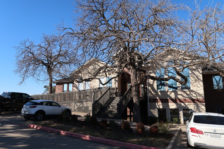 2300 Rockbrook Dr, Lewisville, TX à louer - Photo du bâtiment - Image 2 de 4