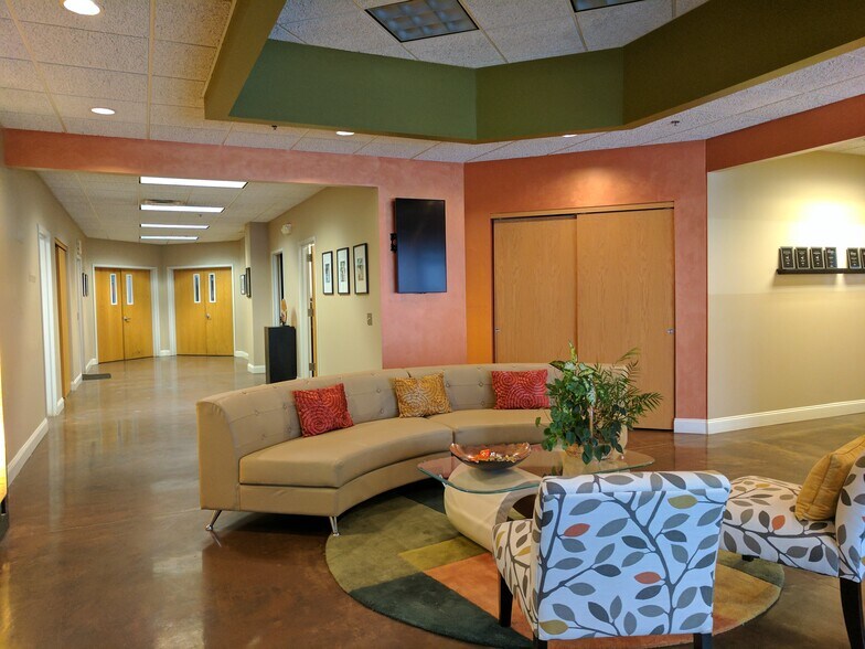 1604 Wayneport Rd, Macedon, NY à vendre - Photo du bâtiment - Image 2 de 8