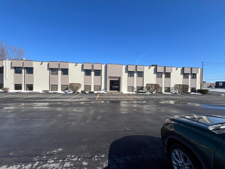 4 Adler Dr, East Syracuse, NY for lease - Building Photo - Image 2 of 13