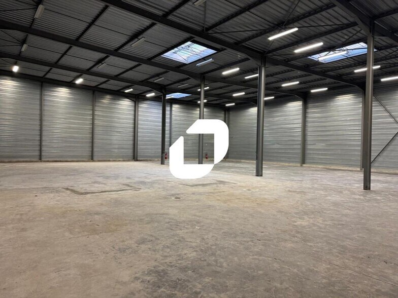Flex in Chelles for lease - Building Photo - Image 2 of 9