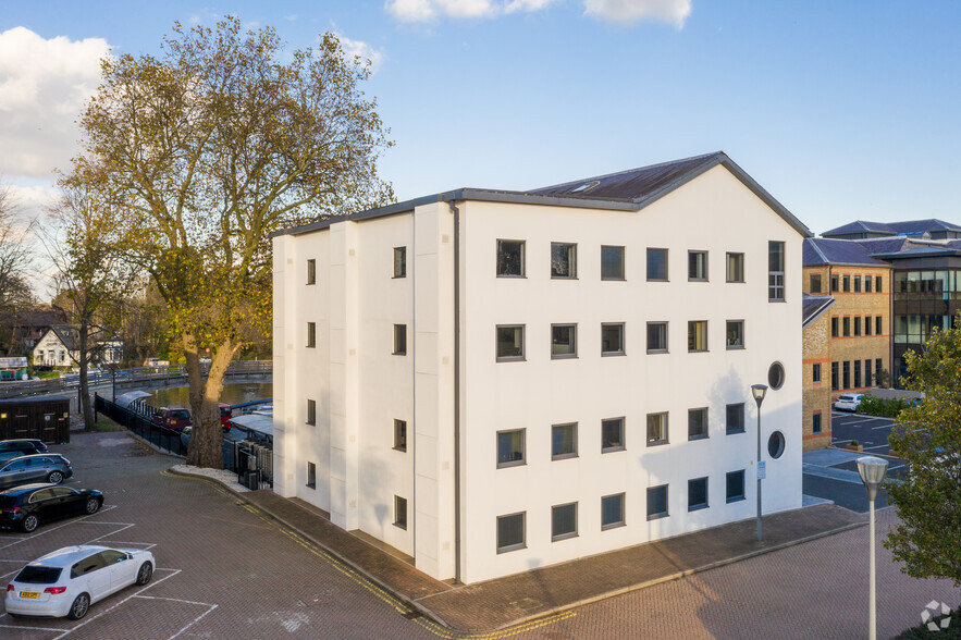 Kingsbury Cres, Staines-Upon-Thames for lease - Primary Photo - Image 1 of 15