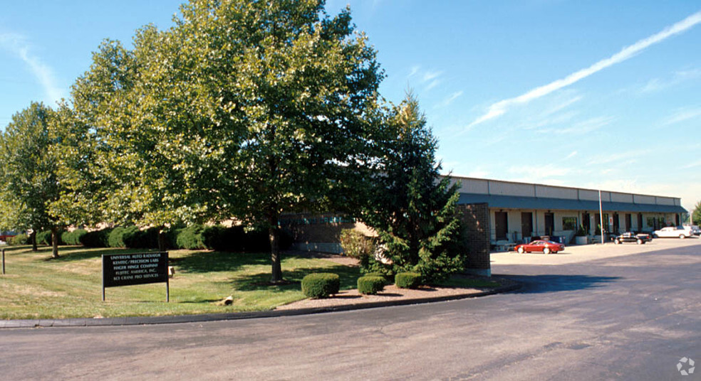 9877-9893 Crescent Park Dr, West Chester, OH for lease - Building Photo - Image 1 of 2