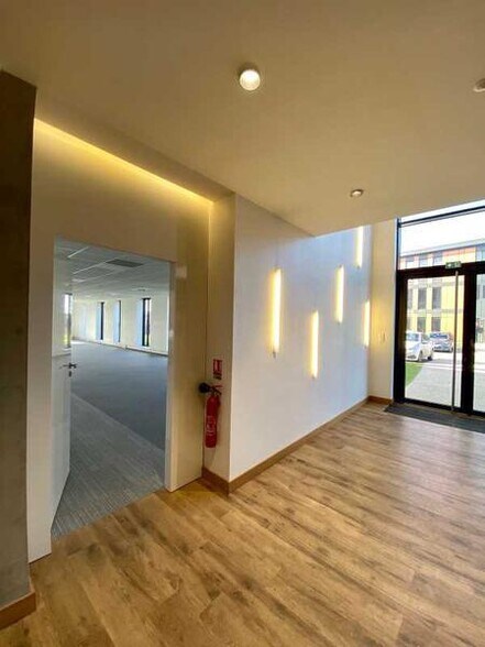 Bureau dans Lesquin à louer - Hall d’entrée - Image 2 de 7