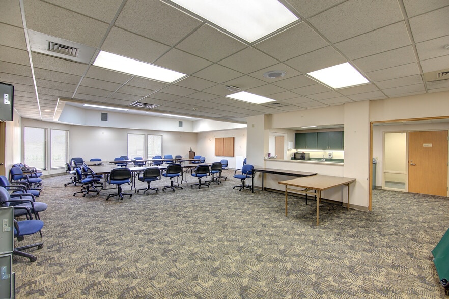 931 13th Ave N, Clinton, IA for lease - Interior Photo - Image 2 of 18