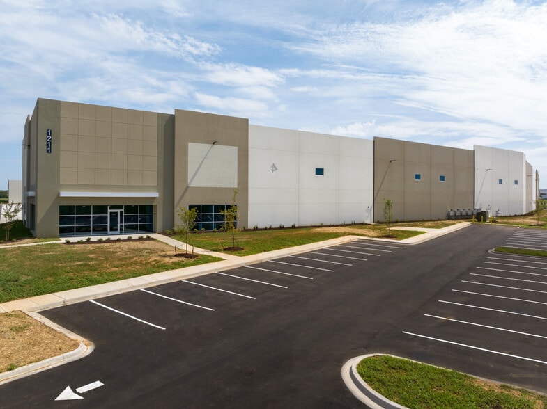 1211 Vaughn Pky, Portland, TN for lease - Building Photo - Image 3 of 7