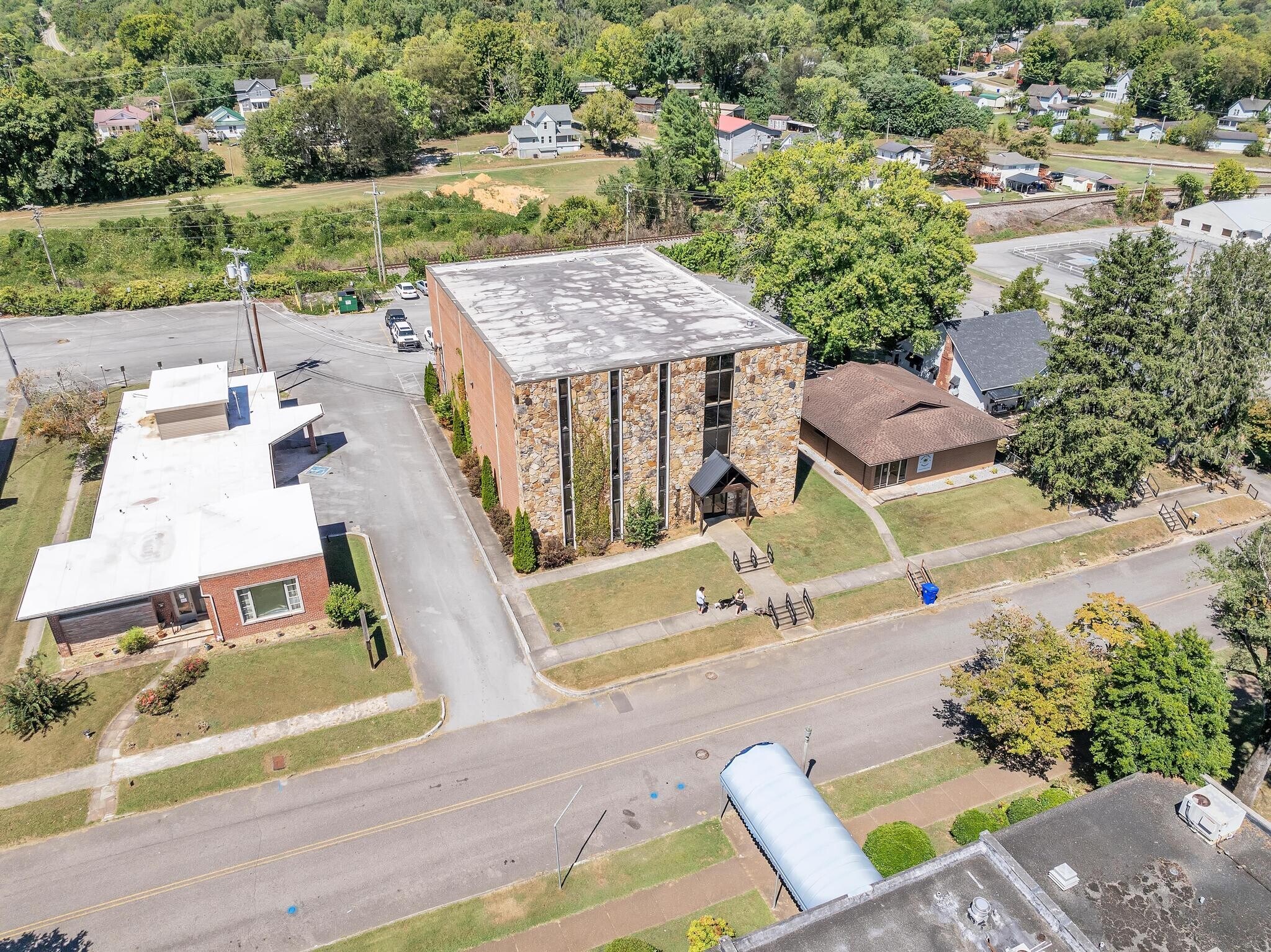 415 Devonia St, Harriman, TN for sale Primary Photo- Image 1 of 1