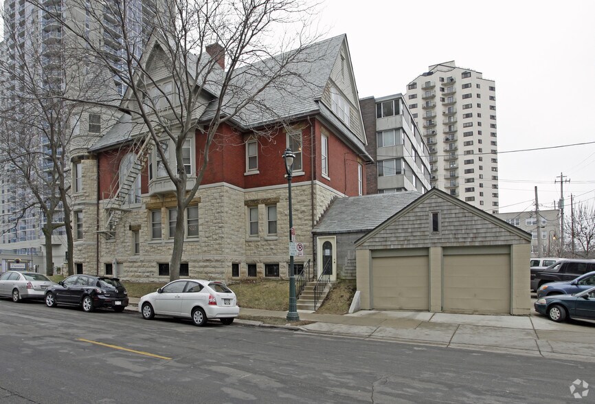 1681 N Prospect Ave, Milwaukee, WI à louer - Photo du bâtiment - Image 2 de 4