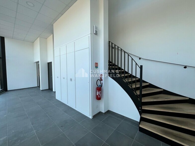 Office in Sainte-Eulalie for lease - Interior Photo - Image 2 of 6