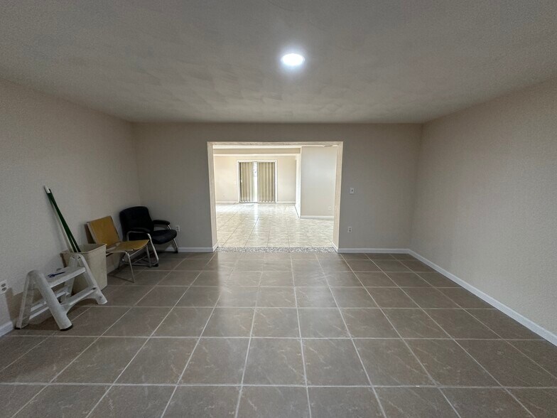 22110 Kimble Ave, Port Charlotte, FL à louer - Photo du bâtiment - Image 3 de 11