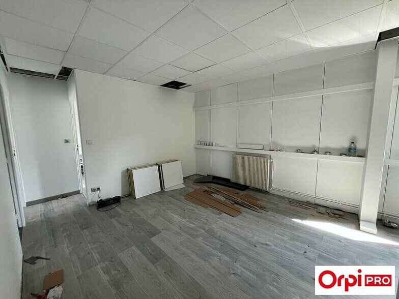 Office in Corbas for lease - Building Photo - Image 1 of 8