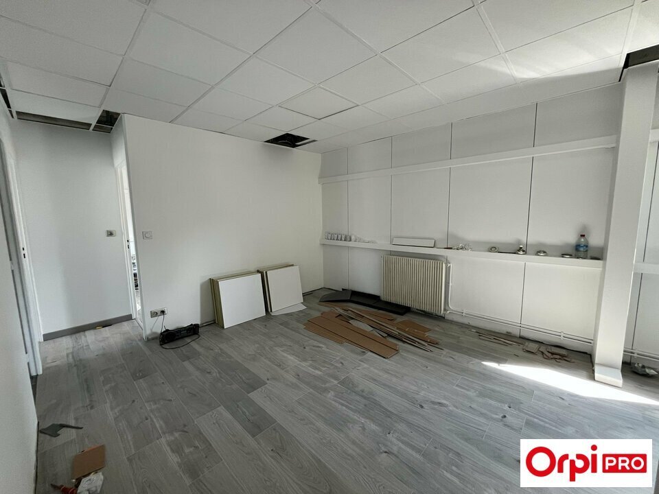 Office in Corbas for lease Building Photo- Image 1 of 9