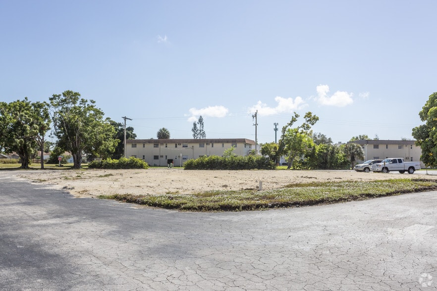 579 E Elkcam Cir, Marco Island, FL for lease - Building Photo - Image 3 of 3