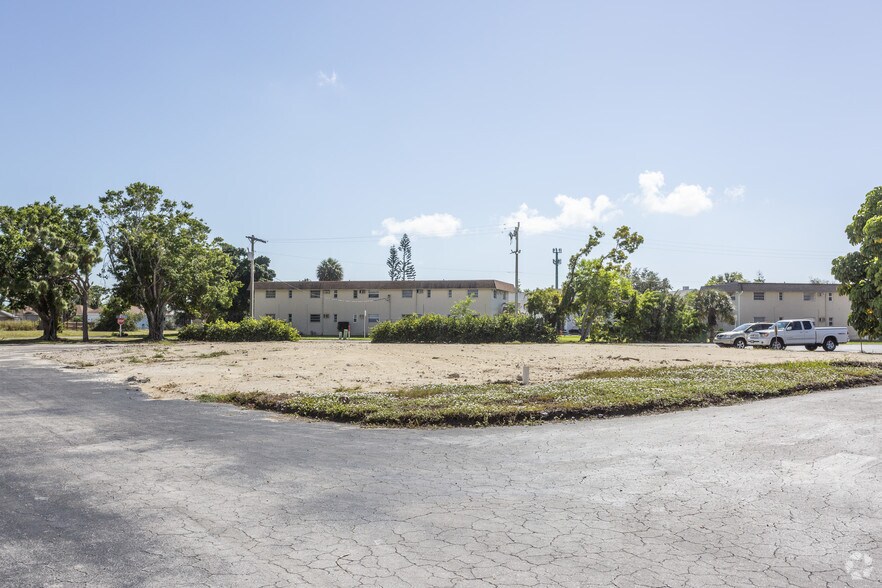 579 E Elkcam Cir, Marco Island, FL à louer - Photo du bâtiment - Image 3 de 3