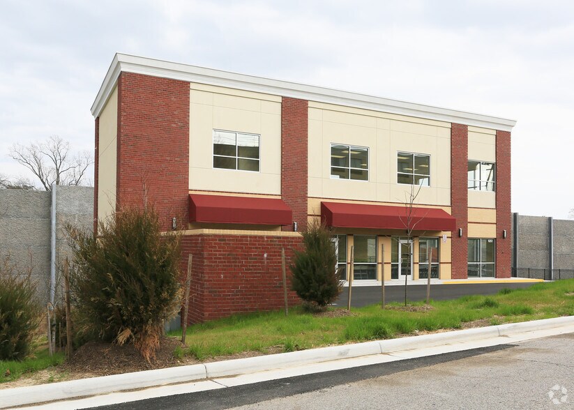 9261 Plaskett Ln, Lorton, VA à louer - Photo du bâtiment - Image 2 de 10