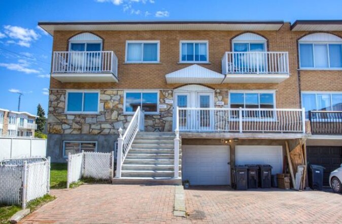 4864 Rue Sinclair, Laval, QC for sale Primary Photo- Image 1 of 1