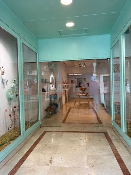 Retail in Barcelona, Barcelona for lease - Building Photo - Image 2 of 4