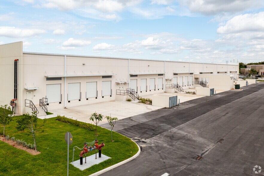 12301 NW 112 Ave, Medley, FL à louer - Photo du bâtiment - Image 2 de 10