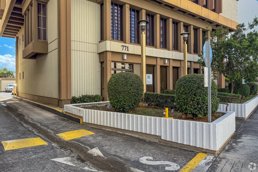 771 Amana St, Honolulu, HI for lease - Building Photo - Image 1 of 9