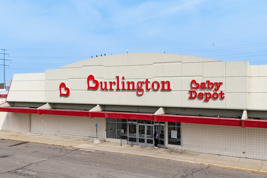 1950 Pipestone Rd, Benton Harbor, MI for lease - Building Photo - Image 3 of 17