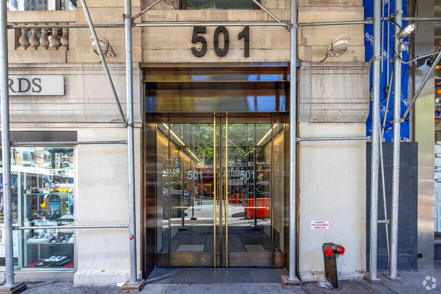 501 Fifth Ave, New York, NY à louer - Photo du bâtiment - Image 3 de 4