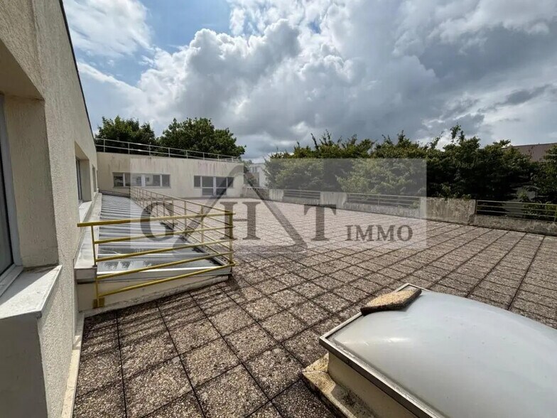 Bureau dans Buc à louer - Photo du bâtiment - Image 2 de 2