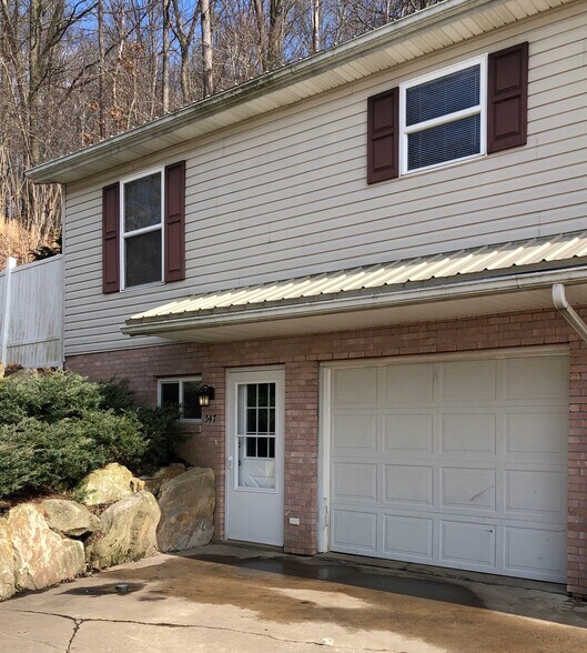 547 Ridge Ave NE, New Philadelphia, OH à vendre - Photo du bâtiment - Image 2 de 11