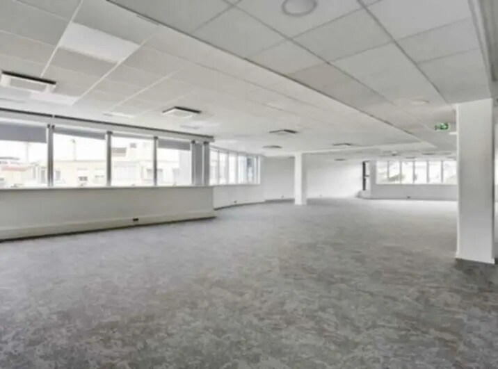 33 Rue Du Gouverneur Général Eboué, Issy-les-Moulineaux for lease Building Photo- Image 1 of 10