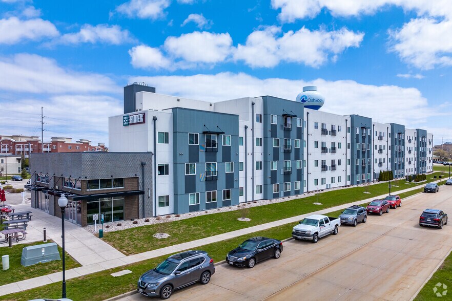 482 Marion Rd, Oshkosh, WI à vendre - Photo principale - Image 1 de 40