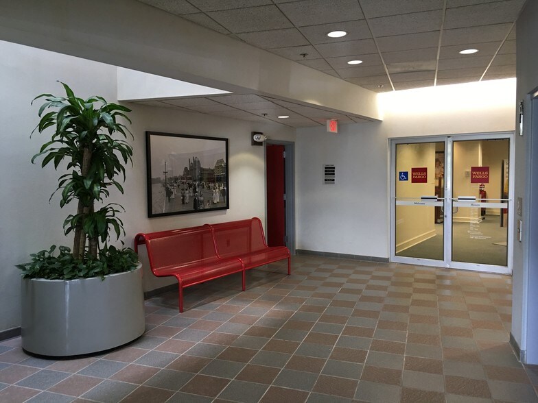 800 W Main St, Freehold, NJ à louer - Photo intérieure - Image 2 de 6