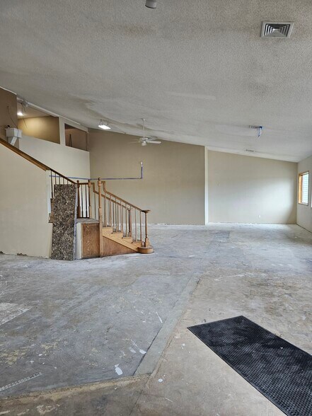 21160 W Capitol Dr, Brookfield, WI à vendre - Photo intérieure - Image 2 de 32