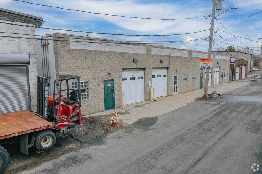 19 Calvin Rd, Watertown, MA à louer - Photo du bâtiment - Image 2 de 4