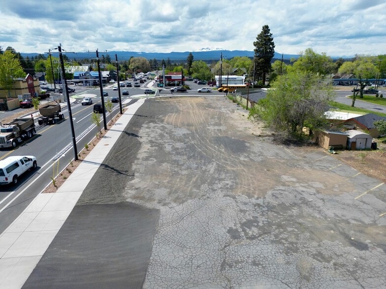 530 SE 3rd St, Bend, OR à vendre - Aérien - Image 2 de 12