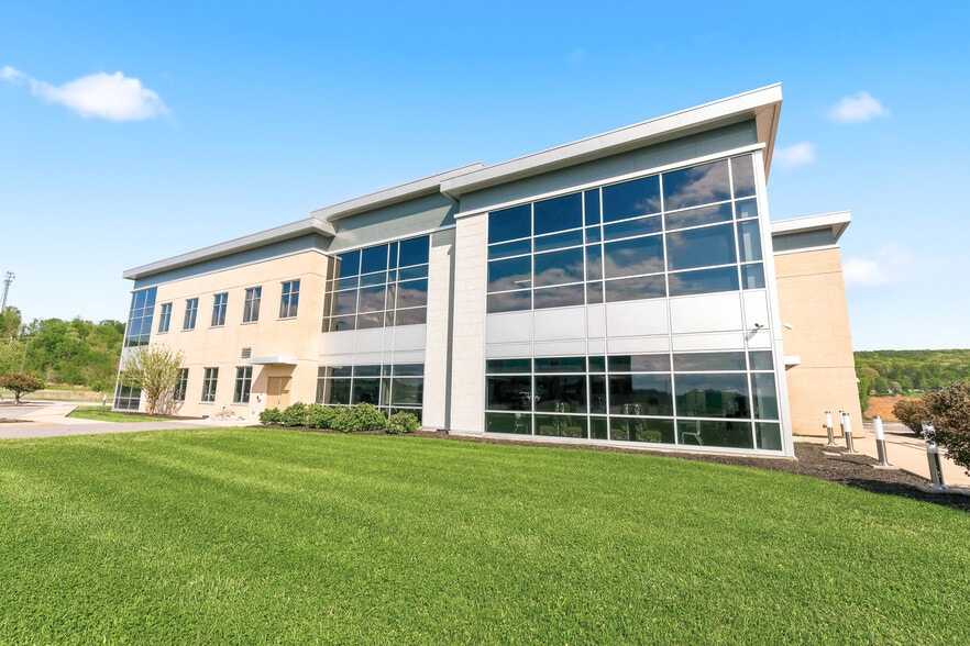 423 Fortress Blvd, Morgantown, WV for sale - Building Photo - Image 1 of 79