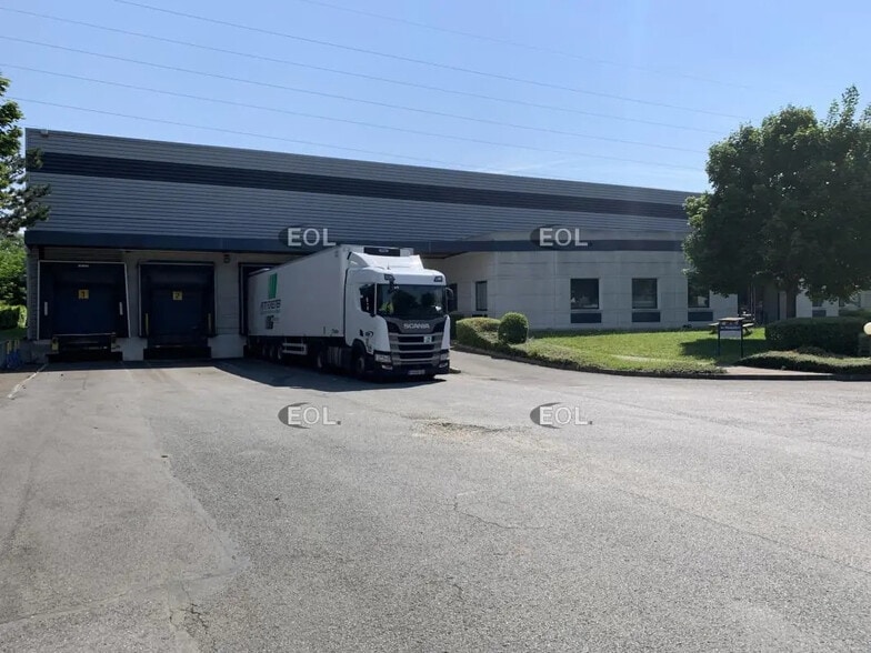 Flex in Lisses for lease - Building Photo - Image 1 of 7