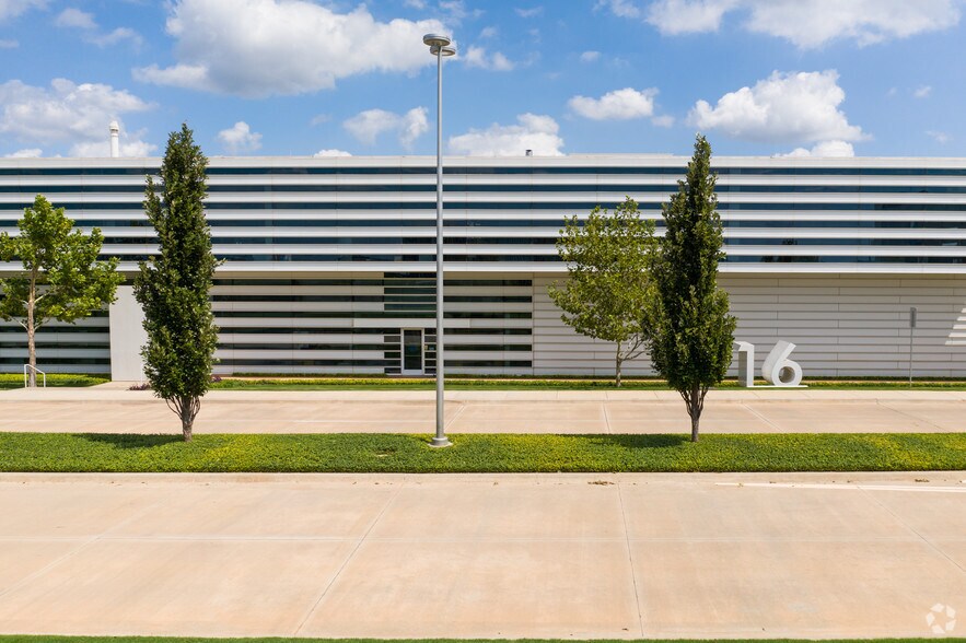 6000 N Shartel, Oklahoma City, OK à vendre - Photo du bâtiment - Image 3 de 6