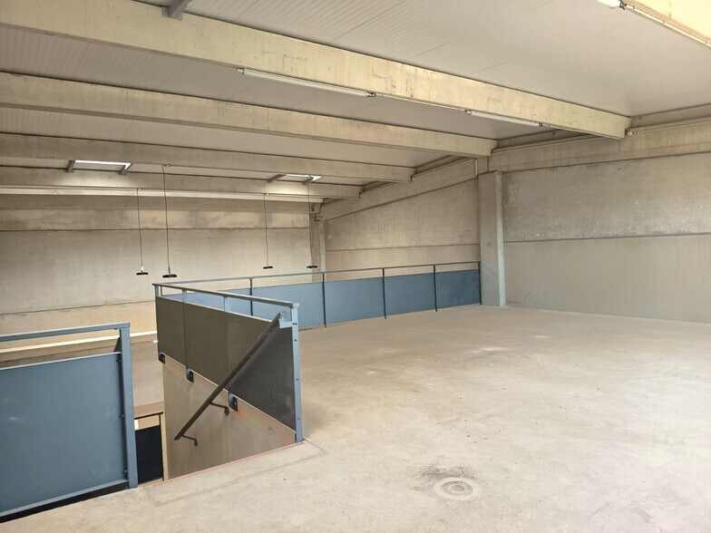 Flex in Cuers for lease - Interior Photo - Image 3 of 7