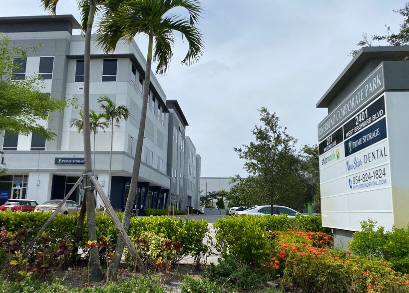 2401 W Broward Blvd, Fort Lauderdale, FL à louer - Photo du bâtiment - Image 3 de 4