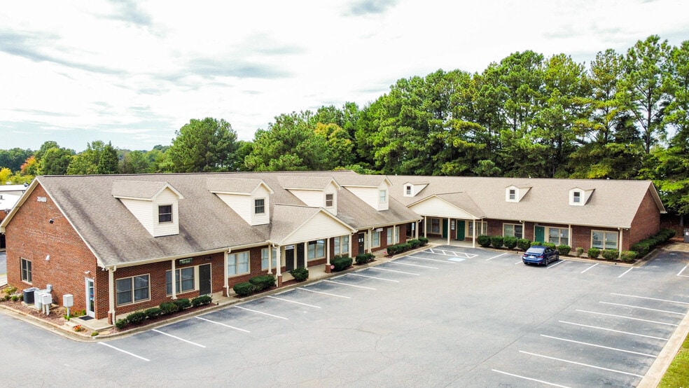20462 Chartwell Center Dr, Cornelius, NC for lease - Building Photo - Image 2 of 3
